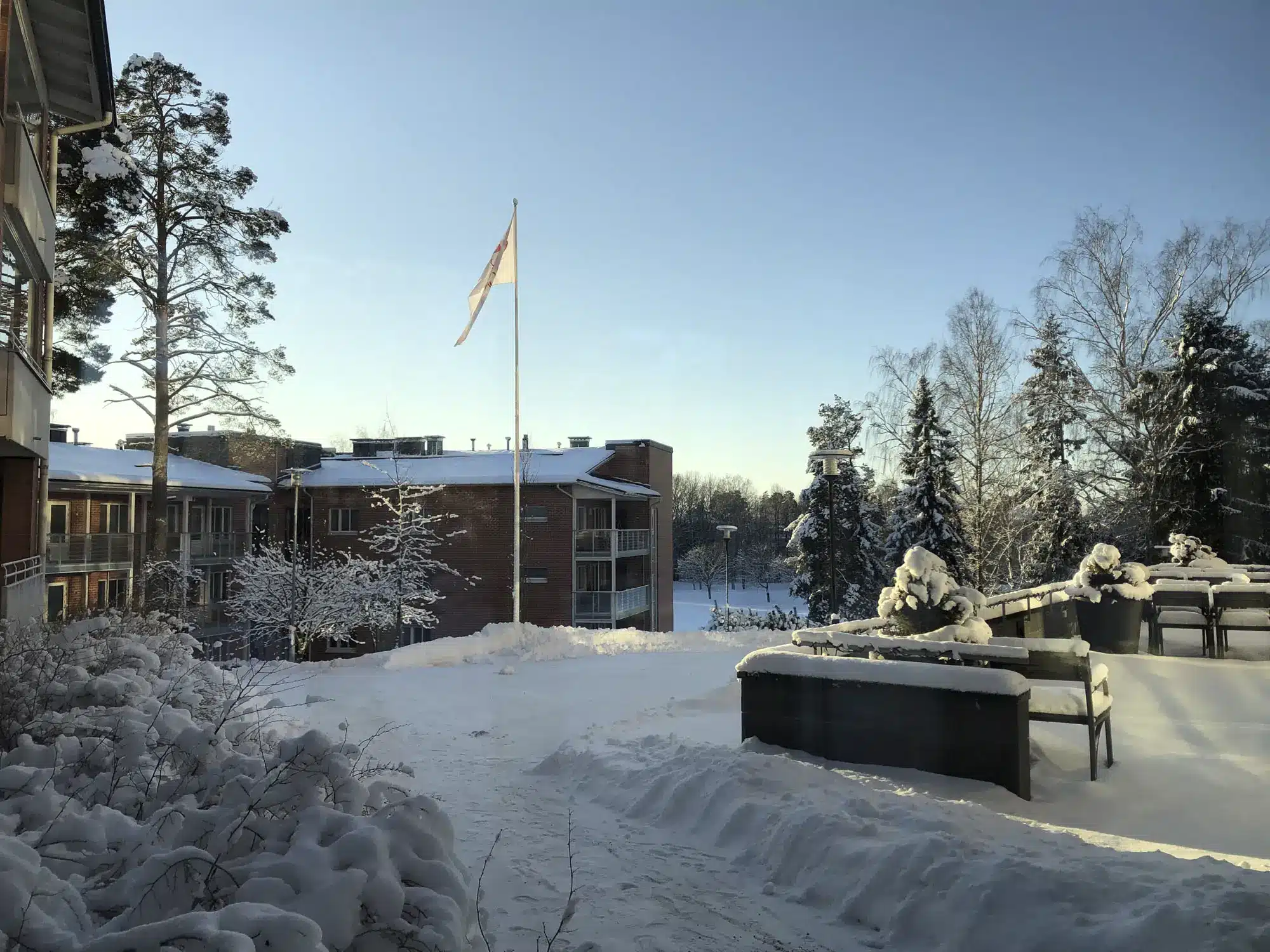 Lumista pihaa Saga Munkkiniemessä