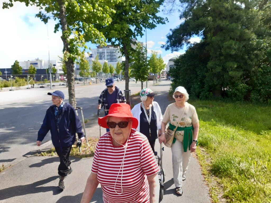 Asukkaat ulkoilemassa