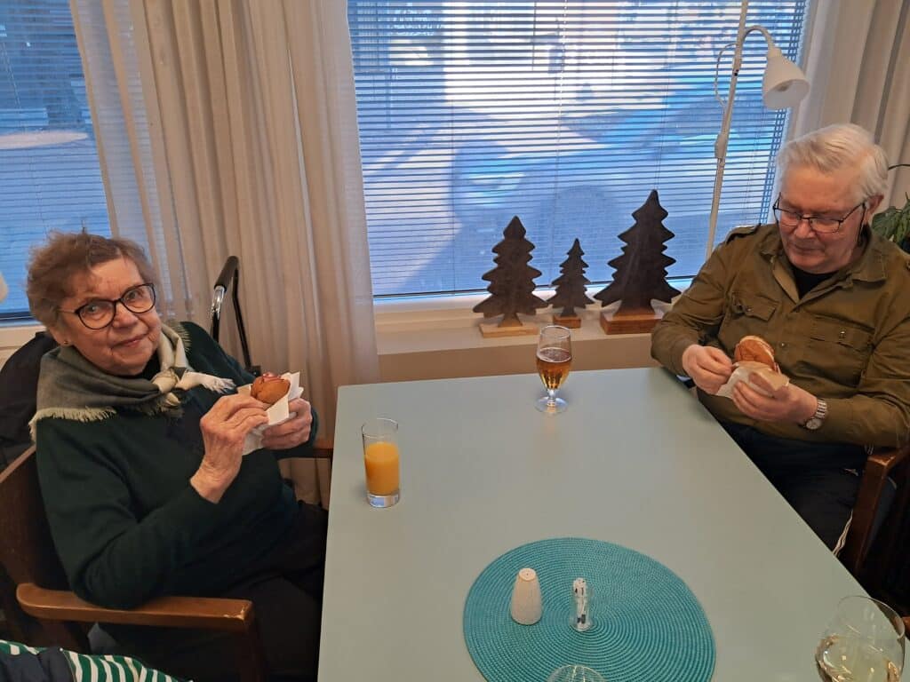 Asukkaat nauttimassa paikallisista lihapiirakoista
