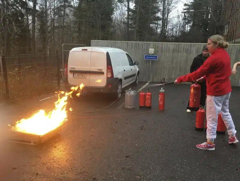 Saga Käpylinnassa sammuteltiin tulipaloja harjoittelumielessä – turvallisuus ennen kaikkea