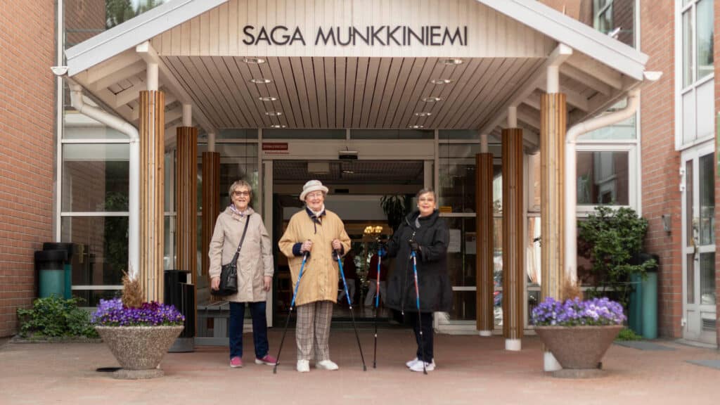 Asukkaat kavelylle Dosentinpuisto Palvelutalo Saga Munkkiniemi