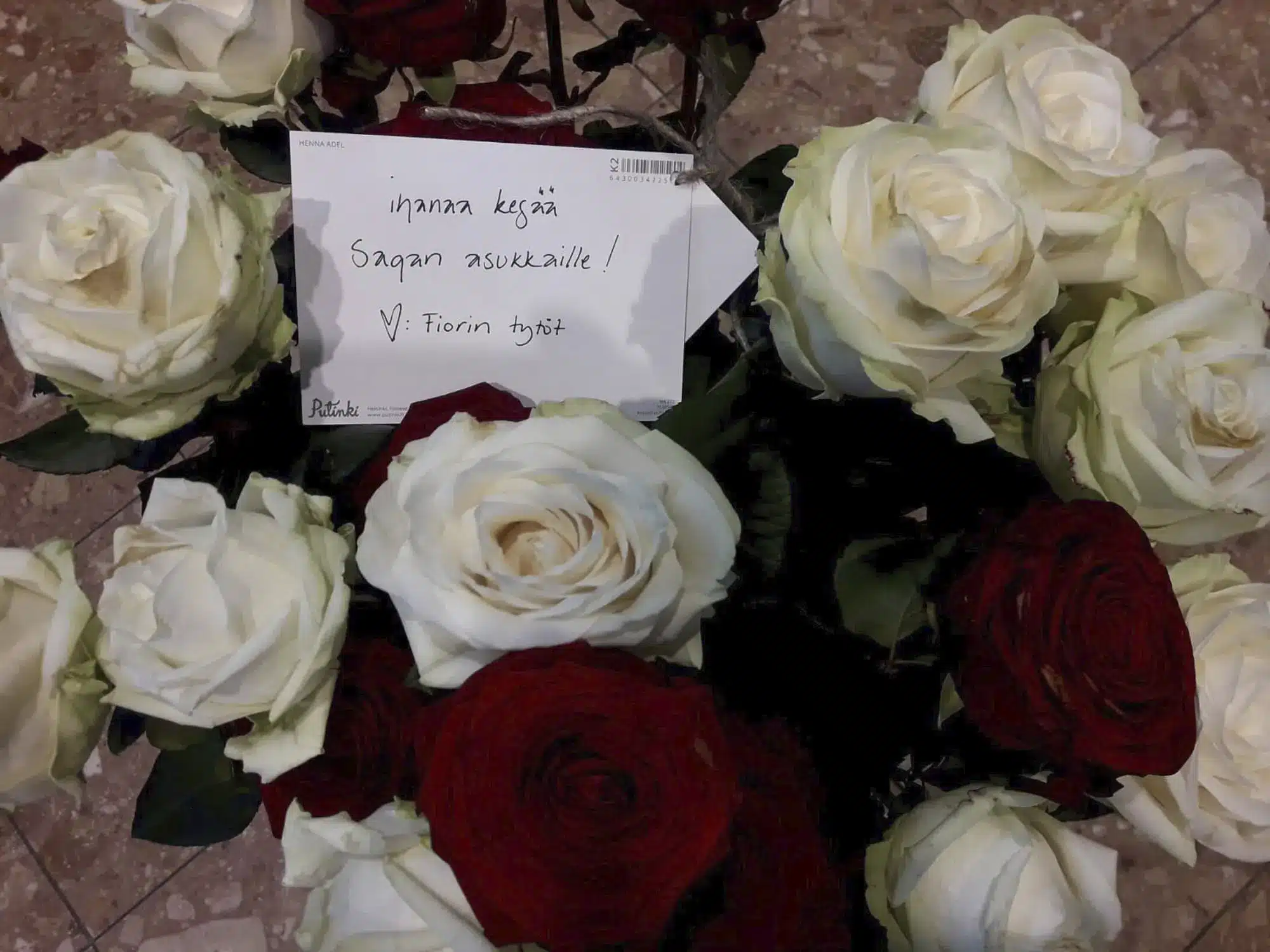 Kukkakauppa Fiorin lahjoitti Saga palvelutalo Kaskenpuistoon upeat ruusut