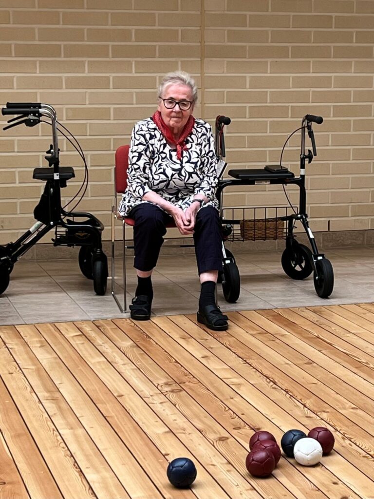 Pirjo Pelaamassa Boccia