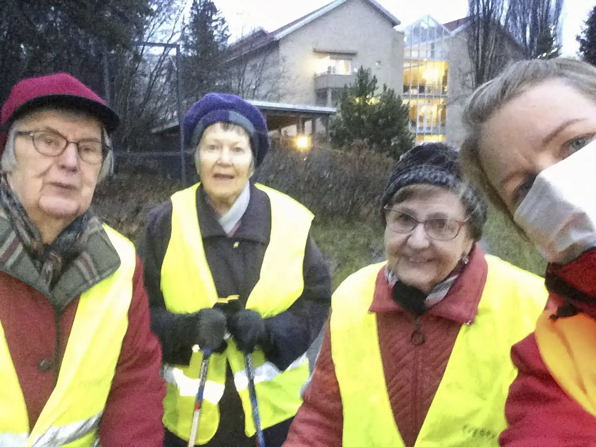 Saga Care Finland Oy Saga palvelutalo Kaskenpuisto kodin kuulumiset neljä naista heijastinliivit päällä ulkoilemassa