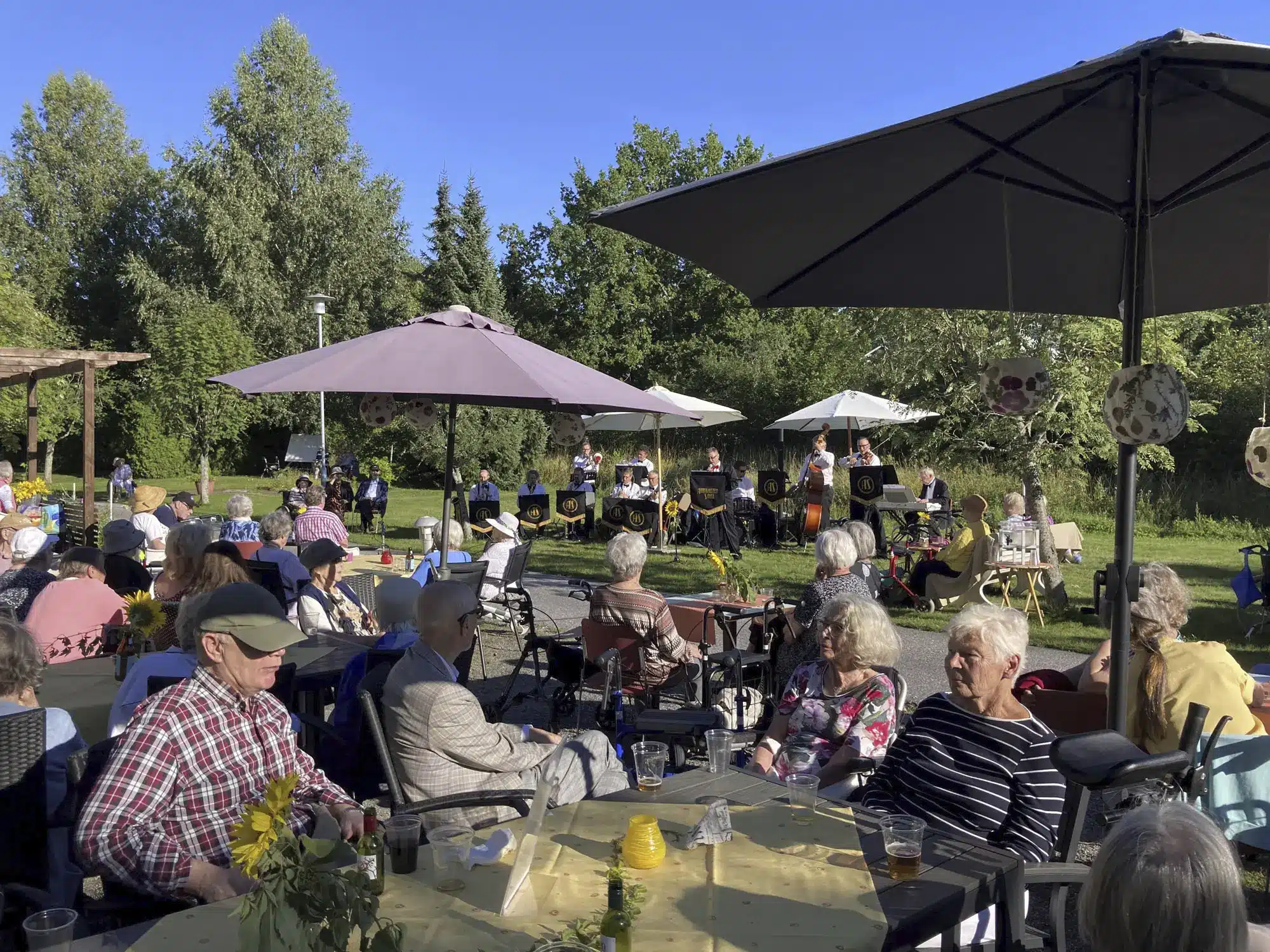Saga Care Finland Oy Saga palvelutalo Kaskenpuisto kodin kuulumiset lyhtyjen ilta puutarhajuhlat orkesteri esiintyy