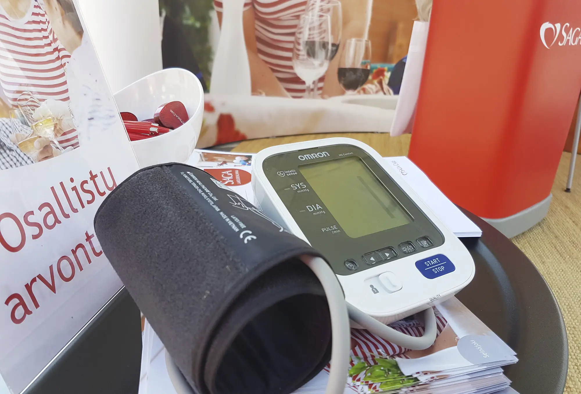 Saga Caren markkinapaikalla Tangomarkkinoilla verenpaineen mittausta