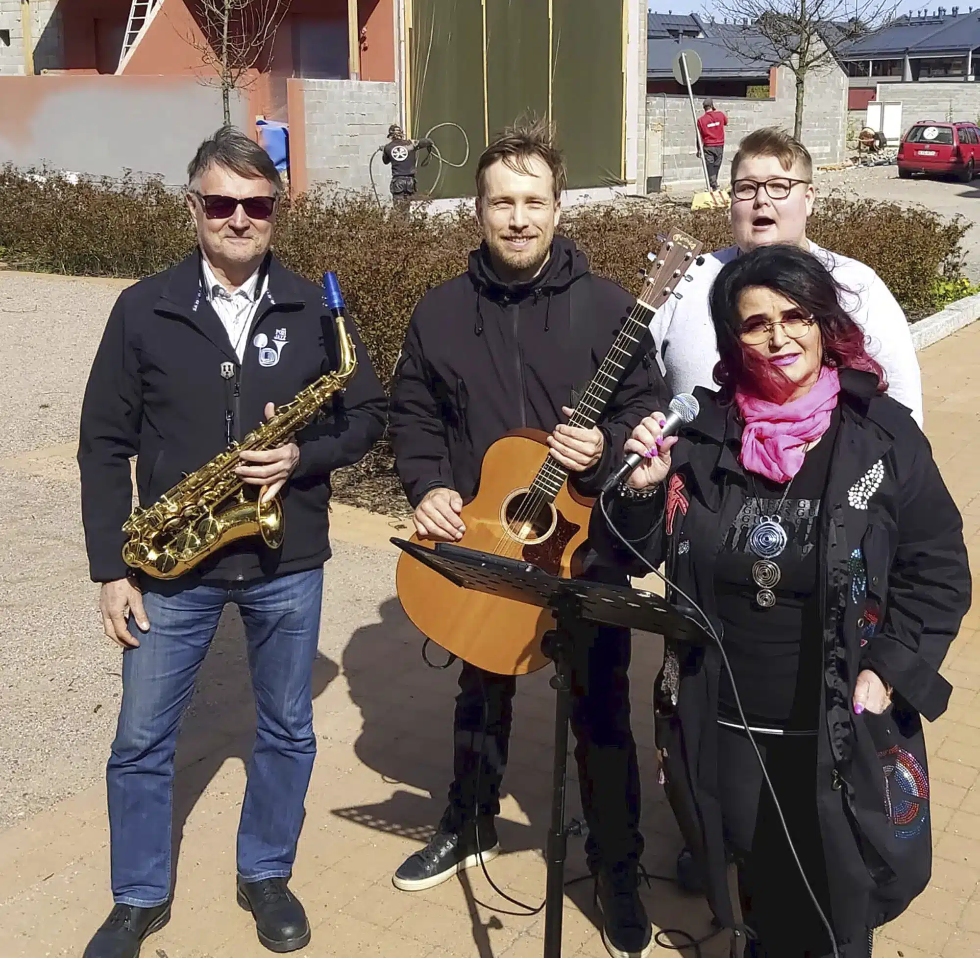 Upea Meiju Suvas ystävineen viihdytti musiikillaan Saga-palvelutalojen asukkaita
