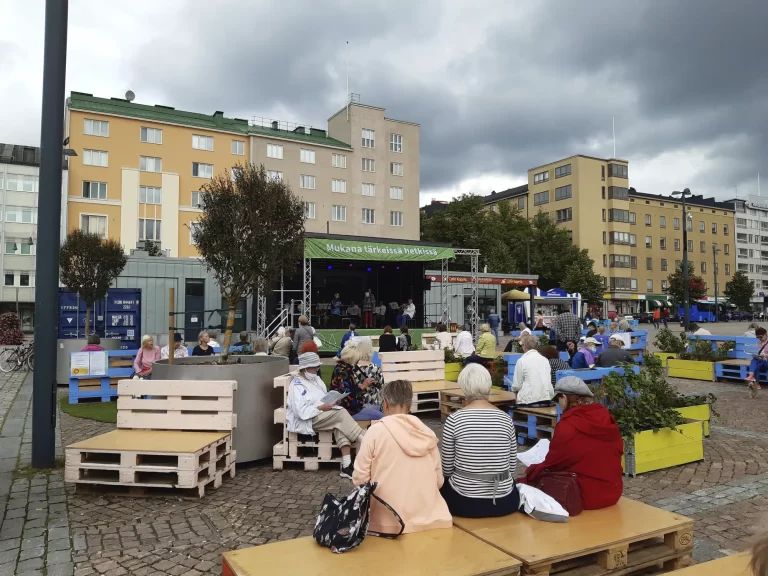 Yhteislaulua Urkuviikkojen avajaisissa Lahden tapahtumatorilla