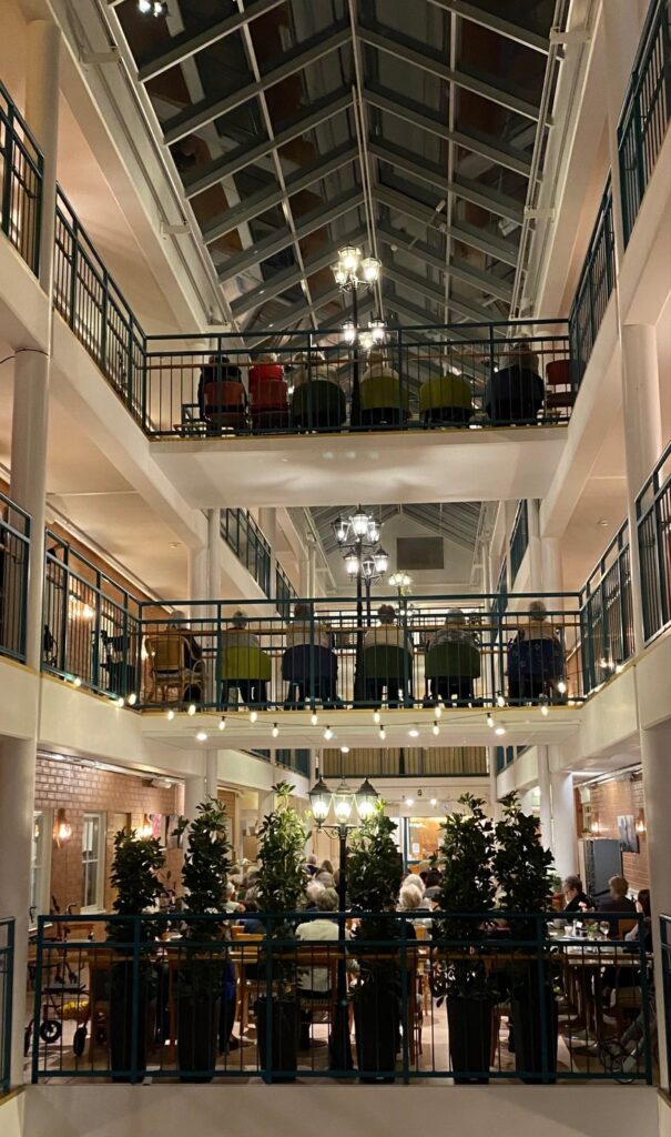 Yleisöä riitti ylimpiin kerroksiin asti.