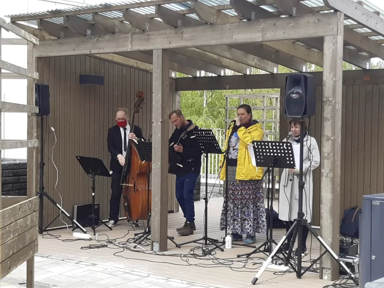 Lahden  Kaupunginteatterin järjestämä minikonsertti ikäihmisten iloksi.